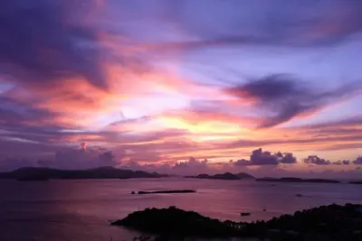 Image de Maison de luxe au sommet d'une colline avec une vue imprenable sur l'eau et un emplacement idéal