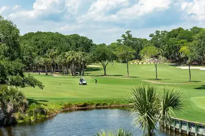 Image de Complètement rénové! 2 Br / 2ba! Proche de la plage! Terrain de golf et vue sur le lagon!