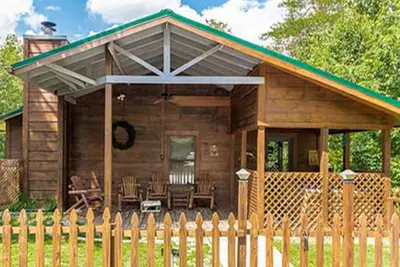 Image de Heaven's Door - Cabane acceptant les animaux de compagnie avec jardin clôturé! Spa, table de billard et WiFi