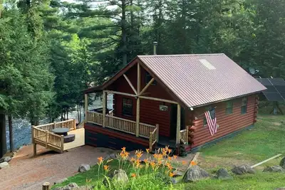 Image de Adirondack / Oswegatchie Riverfront Cabin