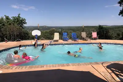 Image de Escapade isolée au sommet d'une montagne avec vue panoramique sur les monts Ozark!