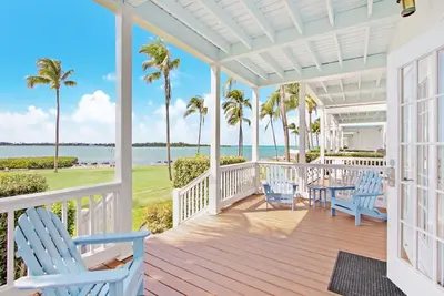 Image de Villa de luxe au bord de l'eau (54) avec vue sur le coucher du soleil et glissement de bateau