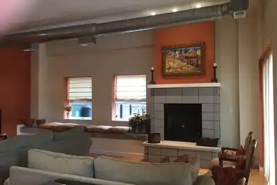 Image de Loft moderne d'inspiration toscane taillé dans un Rénové Winery