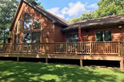 Image de Cozy Chalet Cedar Surplombant le lac Jaune avec 12 lits <2 heures des villes