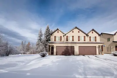 Image de Maison de ville propre et confortable avec bain à remous pour 9 personnes
