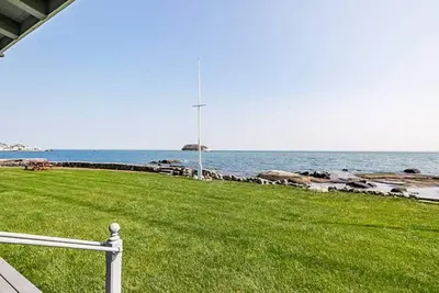 Image de Chalet rénové directement au bord de l'eau.