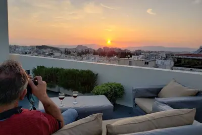 Image de Service complet de planification de voyage, Équipements américains 4 Bd 4 Ba, terrasse avec vue sur l'Acropole