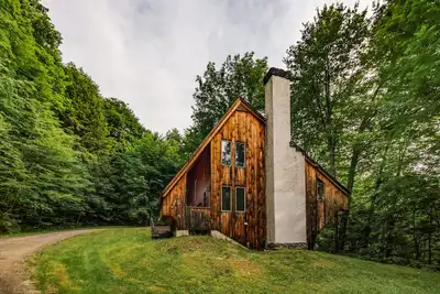 Image de \"The Crooked House\" avec sauna sur un terrain boisé privé près de Woodstock, Killington
