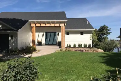 Image de Au bord du lac moderne 5 chambres, 4. 5 salles de bain maison avec quai, ascenseur à bateaux, piscine