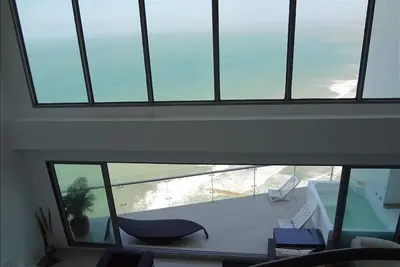 Image de Penthouse flottant Loft / W / Prv Hot Tub!