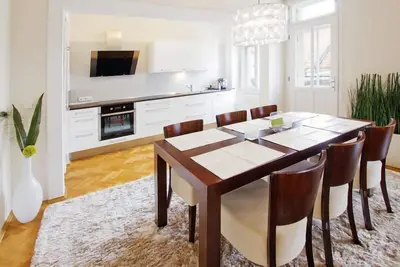 Image de Un luxueux 2 Bedrom 2 salle de bains Apt avec A / C + balcon derrière le théâtre national