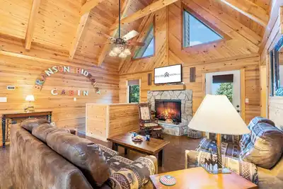 Image de Luxe 2700 Sq Ft Log Cabin w / Private Hot Tub salle de jeux Table de billard + Best View