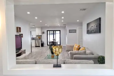 Image de Downtown Hollywood - 3 milles à la plage! 8 couchages - Grande cour arrière avec grill