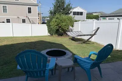 Image de À quelques pas de la plage! Central Air. Douche extérieure. Hamac double. Cour clôturée.