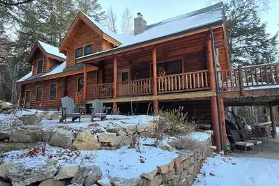 Image de Maison en bois rond 4 saisons spacieuse près du bord de l'eau