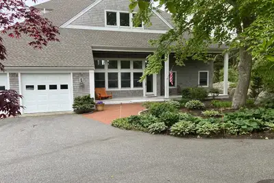 Image de Maison immaculée de luxe, vue sur l'eau à la vigne, plage privée, piste cyclable et plus