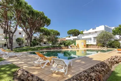 Appartement confortable | Piscine et terrasse par Host Wise