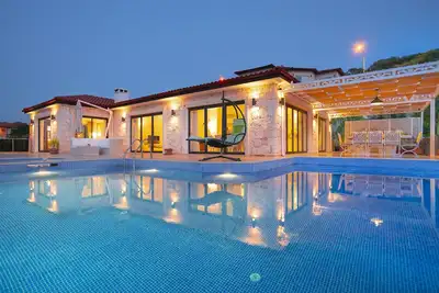 Image de Villa Dolphin Bay, Superbe, Grande Piscine PRIVÉE Infinity + Jacuzzi, 8 Personnes.