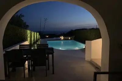 Image de Villa luxueuse, confortable et moderne au bord de la mer, sur une falaise.