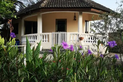 Image de Roundhouse de charme avec son propre jardin près de la plage