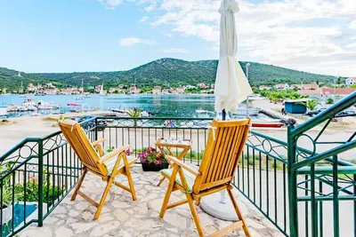 Image de Maison de vacances Dinko, (14520), Vinišće, Croatia