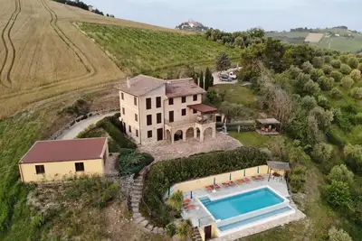 Image de Villa de luxe avec superbe piscine à débordement et vue imprenable sur les montagnes