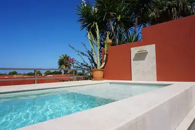 Image de Maison avec vue spectaculaire sur la mer, couchers de soleil incroyables.