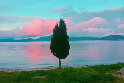 Image de Kallisti en bord de mer / décoration somptueuse / 15 marches pour accéder à l'eau / superbe vue sur la mer / 115m2