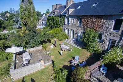 Image de Maison avec grand jardin à Saint Lunaire. Peut accueillir jusqu’à 13 personnes.
