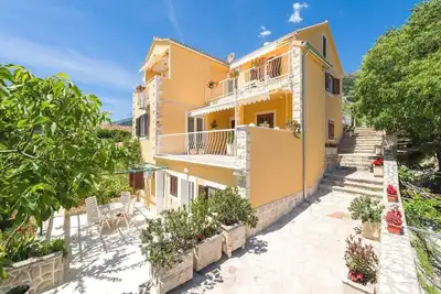 Image de Appartements Mara, (2630), Bol, Croatia