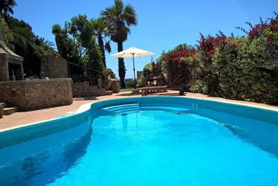 Image de Villa de luxe en bord de mer: un ensemble de pierres précieuses dans la baie de Cala Caterina, Villasimius