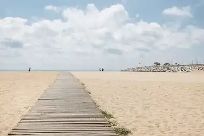 Image de PRÈS De La Plage À 20 Km De Barcelone