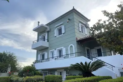 Image de Dimitris maison corinthienne avec beau jardin près de la plage et du centre.