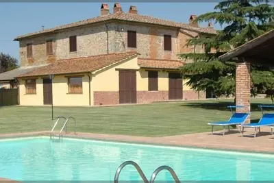Image de Ferme en pierre, piscine privée et jardin. Pour les familles et les amis. Animaux gratuits