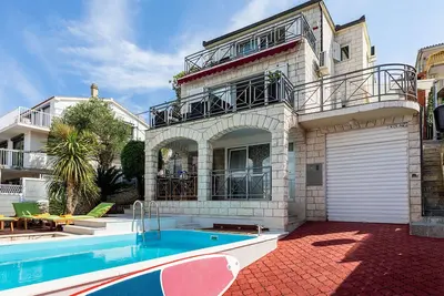 Image de Villa Martina à Trogir, à 5m de la plage, avec vue  sur la mer et piscine
