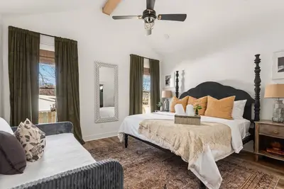 Image de Minutes au centre-ville de Nashville ❤️ chalet de campagne historique avec sa propre peinture murale