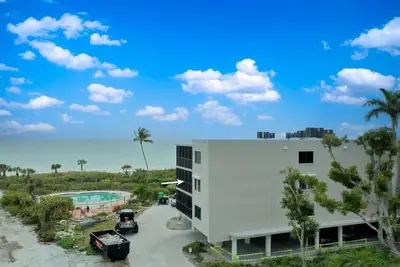 Image de 3 chambres, 3 salles de bain, condo en bord de mer sur West Gulf Drive