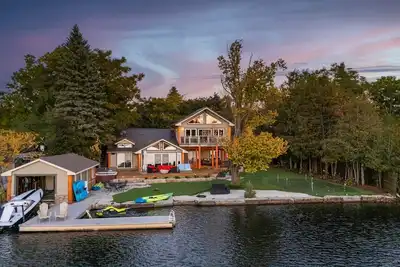 Image de Bord de l'eau des lacs de Kawartha, navigation avec bains à remous, hammam et cinéma maison