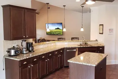 Image de 3 chambres / 2. 5 salles de bains, super quartier