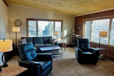 Image de Emplacement génial, maison spacieuse, parfaite pour toutes les tailles de groupes