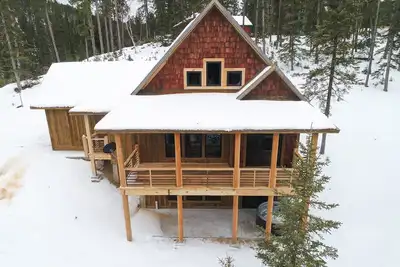 Image de Nouvelle Construction Cabane 5 Br à aire ouverte dans les arbres avec bain à remous à proximité des sentiers