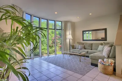 Image de Napili Gardens Getaway - Ac, spacieuse pour jusqu'à 8 personnes, la plage est à quelques pas de la maison.