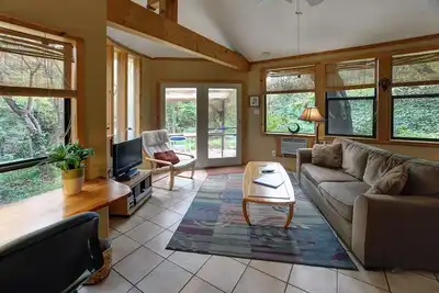 Image de The Forest Retreat: À quelques minutes de Soco et centre encore niché dans la forêt tranquille.