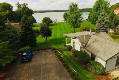 Image de Cozy Cottage 2 chambres pour 7 personnes dans le village de Lake Ann