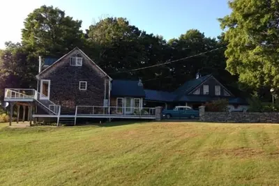 Image de Grande maison de vacances isolée du Vermont avec une vue imprenable.