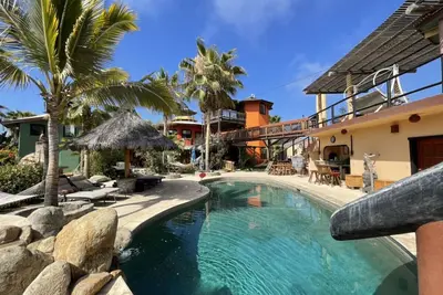 Image de Poolside confidentialité Lorsque la croissance champs Rencontrez la plage