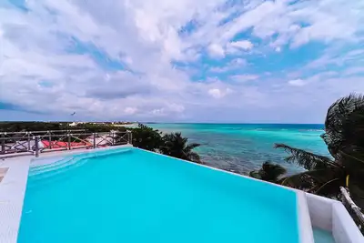 Image de Le lever du soleil est l'endroit idéal pour profiter d'une escapade tranquille à la plage tropicale!