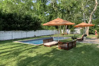 Clé en main Hampton Bays House avec piscine chauffée à l'eau salée; Récemment rénové