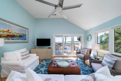 Image de Vues spectaculaires sur l'océan depuis ce deuxième étage, Pelican Watch Villa, qui accepte les animaux de compagnie!