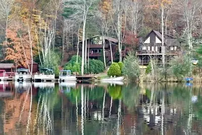 Image de Lac Front! Bateau ponton, hottub, billard, foyer \/ refuge, retraite familiale privée